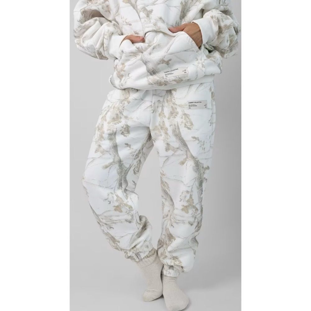 Comfrt Camo Sweatpants  in White Oak Size M (  Sold out online)